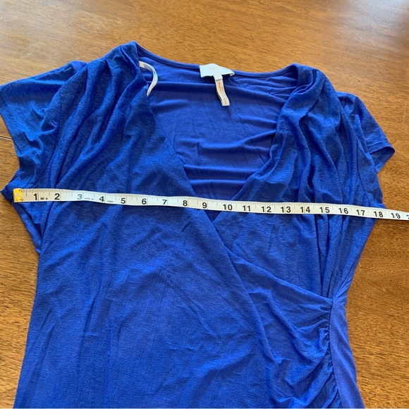 Laundry by Shell Segal deep v-neck blue top with flattering ruching - Picture 4 of 5